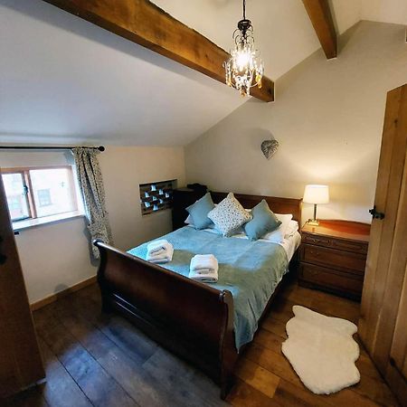 The Old Mill Barn With Hot Tub And Private Use Of Heated Pool Villa Wirral Bagian luar foto