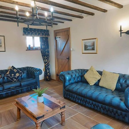 The Old Mill Barn With Hot Tub And Private Use Of Heated Pool Villa Wirral Bagian luar foto