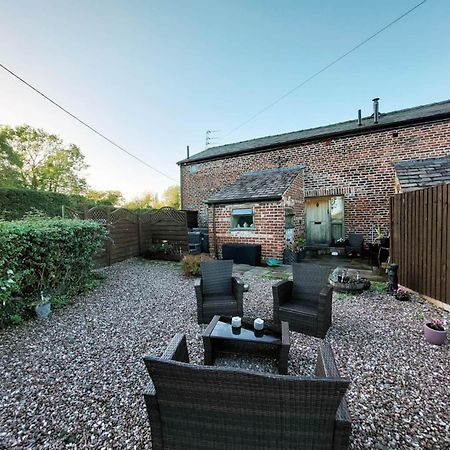 The Old Mill Barn With Hot Tub And Private Use Of Heated Pool Villa Wirral Bagian luar foto