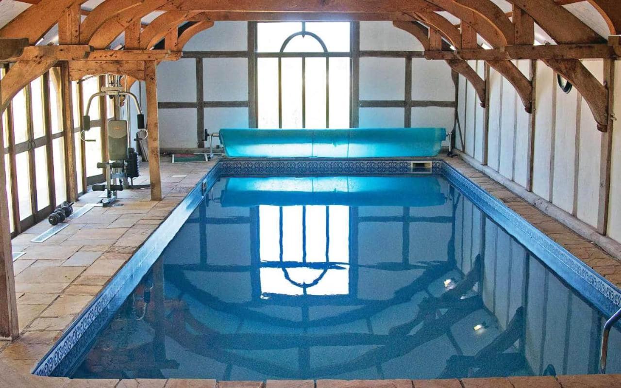 The Old Mill Barn With Hot Tub And Private Use Of Heated Pool Villa Wirral Bagian luar foto