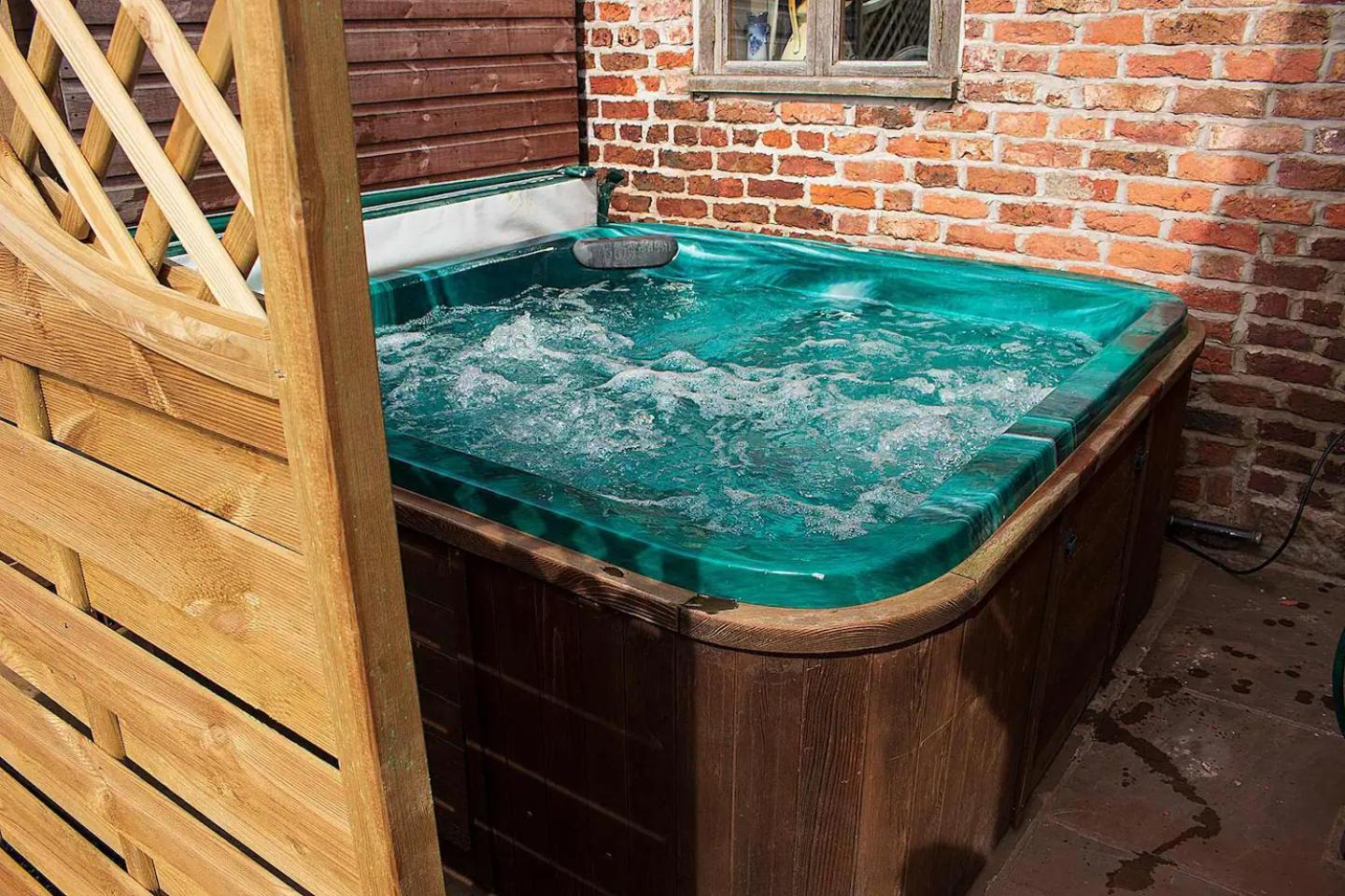 The Old Mill Barn With Hot Tub And Private Use Of Heated Pool Villa Wirral Bagian luar foto