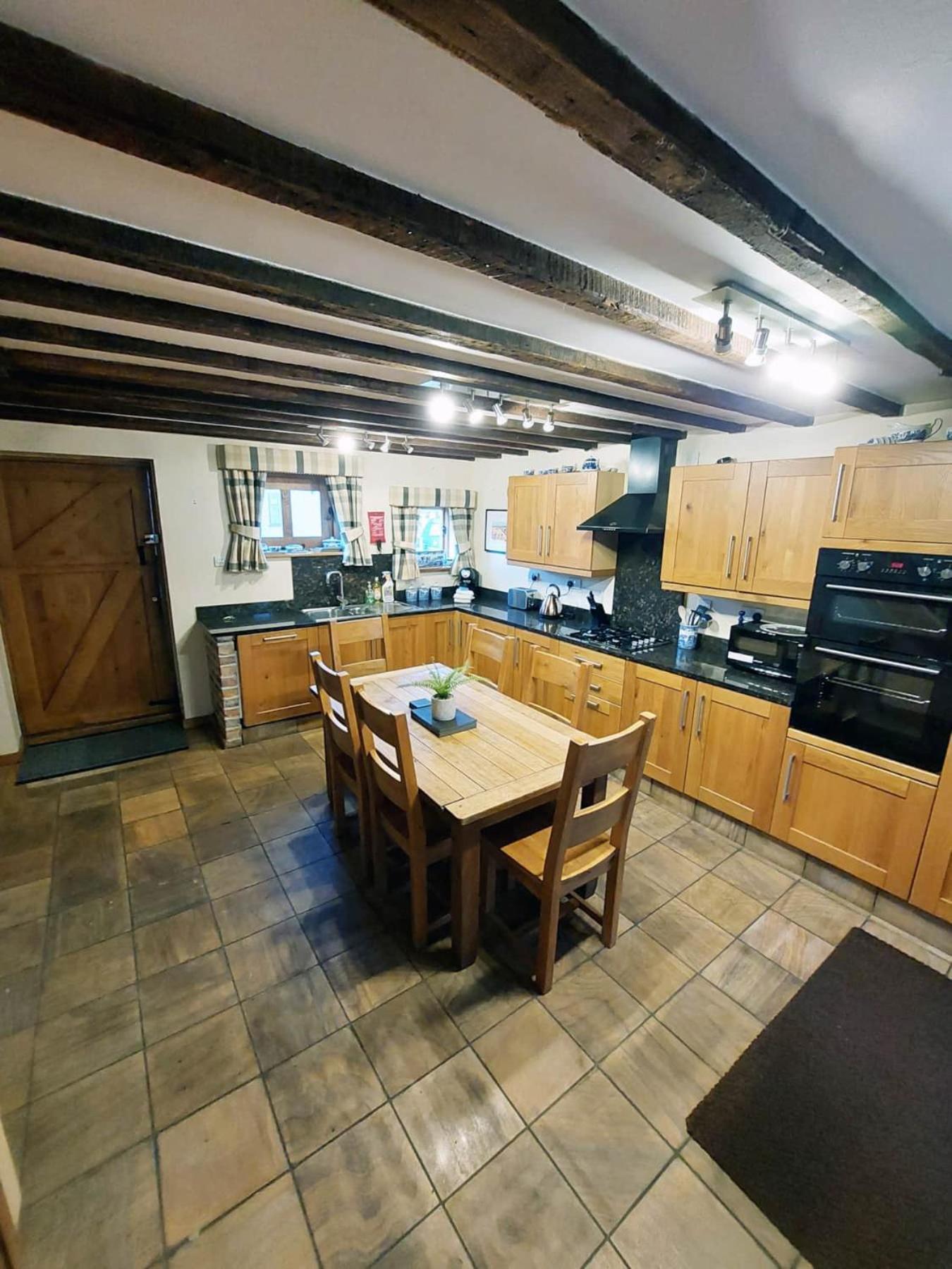 The Old Mill Barn With Hot Tub And Private Use Of Heated Pool Villa Wirral Bagian luar foto