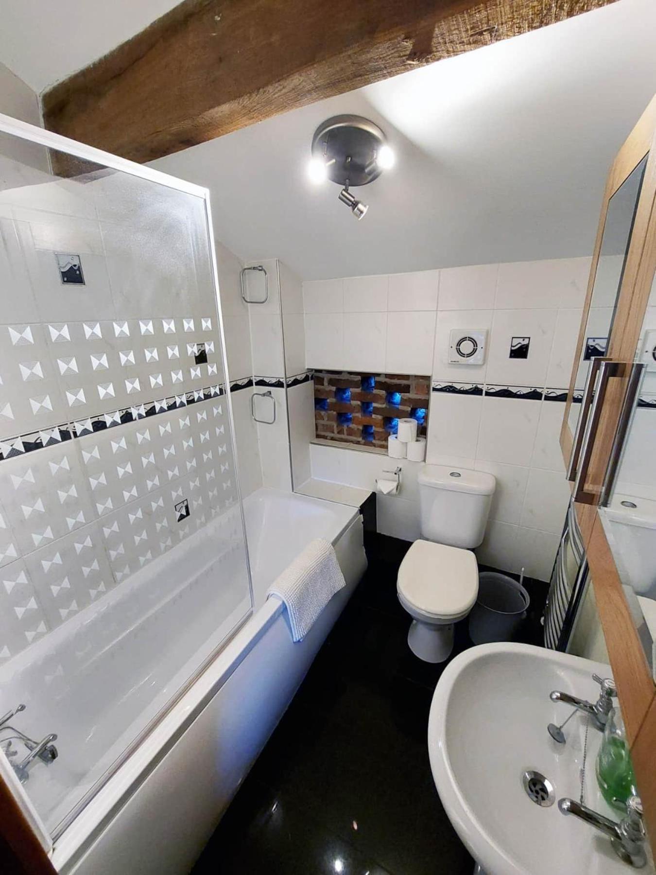 The Old Mill Barn With Hot Tub And Private Use Of Heated Pool Villa Wirral Bagian luar foto