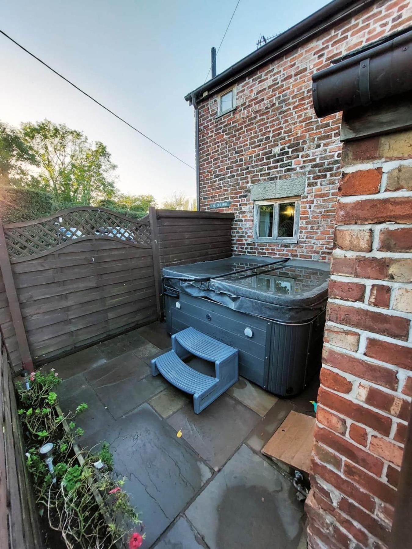 The Old Mill Barn With Hot Tub And Private Use Of Heated Pool Villa Wirral Bagian luar foto