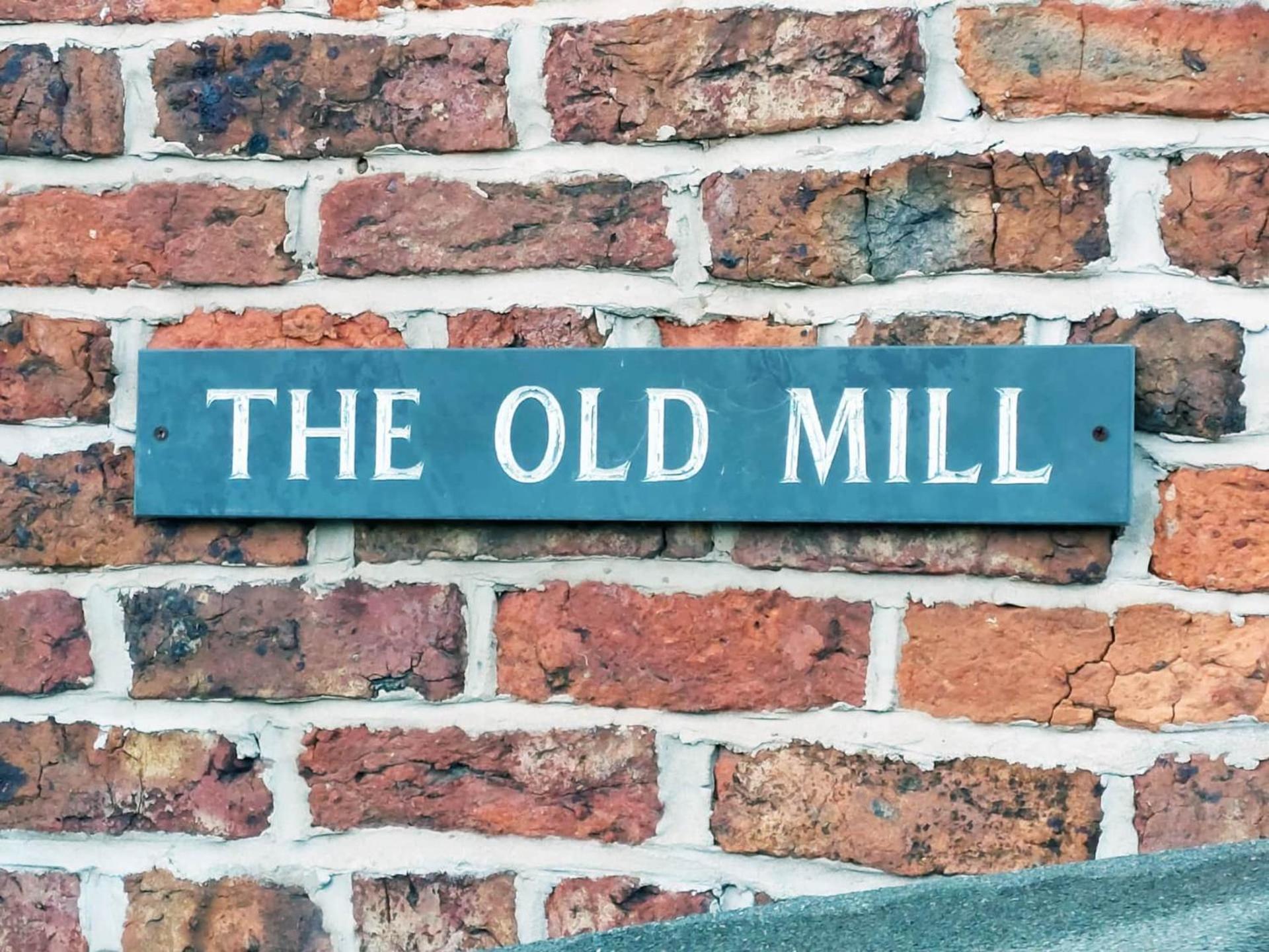 The Old Mill Barn With Hot Tub And Private Use Of Heated Pool Villa Wirral Bagian luar foto