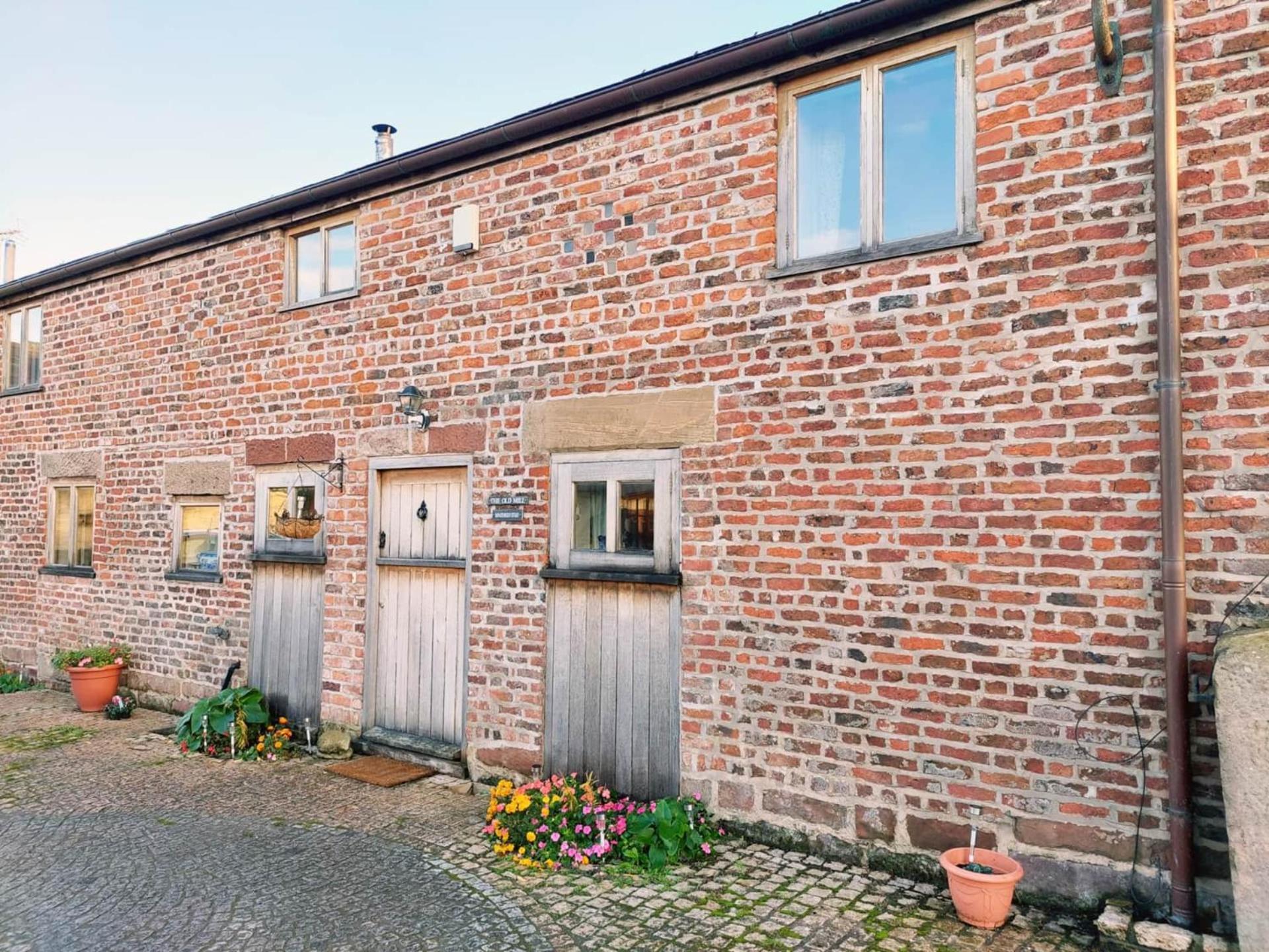 The Old Mill Barn With Hot Tub And Private Use Of Heated Pool Villa Wirral Bagian luar foto